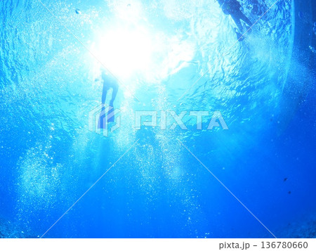 青い海中を漂うダイバーのシルエットと泡 光芒の水中風景 青い海中を漂うダイバーのシルエットと泡 光芒の水中風景 136780660