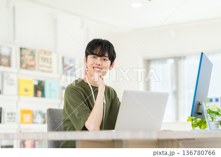 オフィスで働く若いエンジニアの男性 オフィスで働く若いエンジニアの男性 136780766