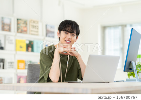 オフィスで働く若いエンジニアの男性 136780767