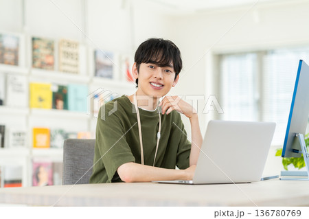 オフィスで働く若いエンジニアの男性 136780769