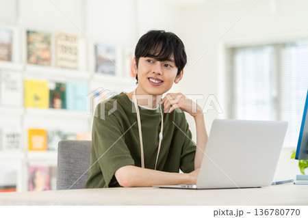 オフィスで働く若いエンジニアの男性 136780770