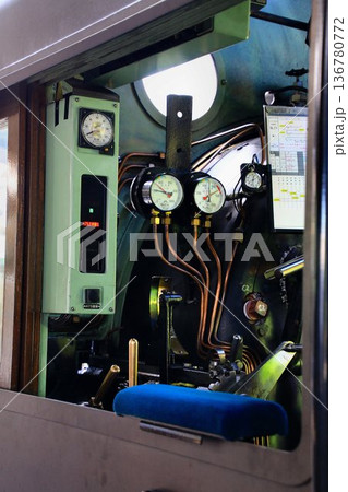 蒸気機関車のコックピット… 東武日光駅に停車中の『SL大樹ふたら・C11123』運転台 136780772