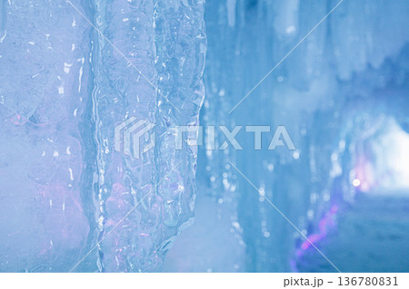 爽やかなつららの素材画像　きれいな氷の写真 136780831