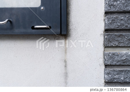 雨の跡がつき外壁塗装が必要な住宅の門 136780864