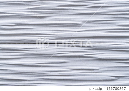 熱膨張で壁材が盛り上がった現象 136780867