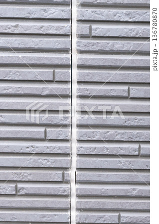 外壁塗替えおよびコーキング交換が必要な住宅外壁 136780870