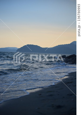 浜辺、波打ち際 136780993
