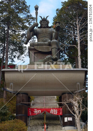 神社、迫力のある石造門 神社、迫力のある石造門 136781004