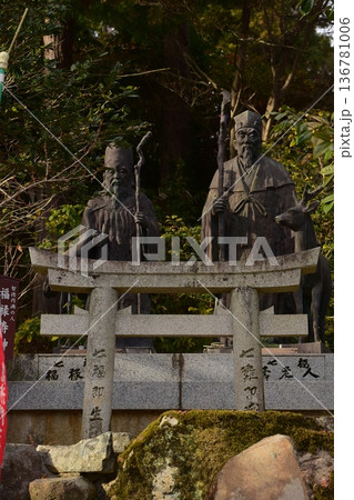 神社、鳥居 神社、鳥居 136781006