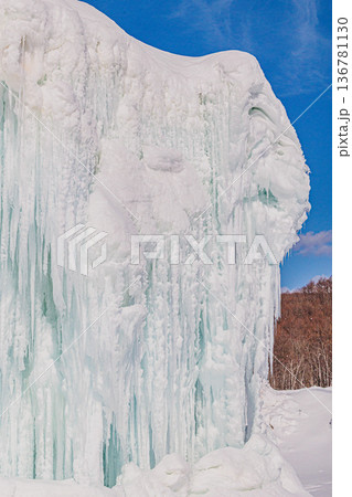 氷の山　雄大な雪原の情景 136781130