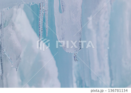 凍り付いた氷柱 雄大な冬の景色 凍り付いた氷柱 雄大な冬の景色 136781134