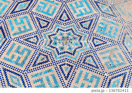 サマルカドのレギスタン広場神学校壁のタイル装飾 サマルカドのレギスタン広場神学校壁のタイル装飾 136781411