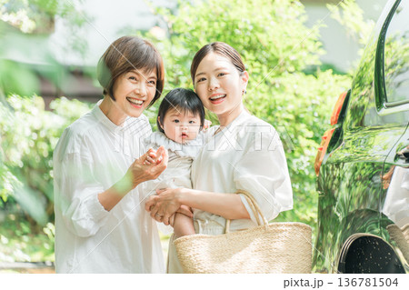 孫を見せに実家に帰省した母親（里帰り,お盆） 136781504