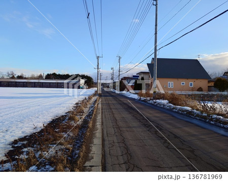 雪が解けた道路 雪が解けた道路 136781969