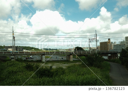 川のある風景 136782123