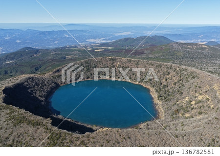 ドローンから高高度撮影した新燃岳の写真 136782581
