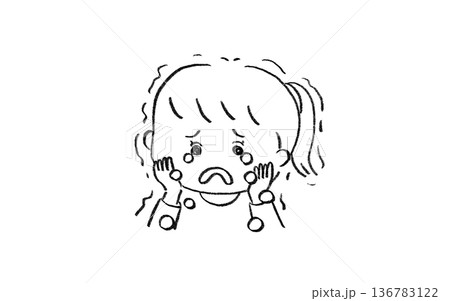 号泣して震える女の子 136783122