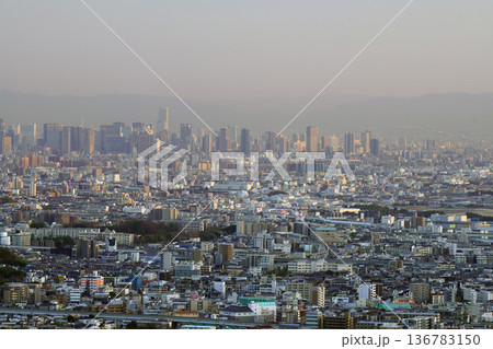 高台から見た池田市内夕景 高台から見た池田市内夕景 136783150