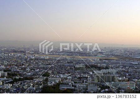 高台から見た池田市内夕景 高台から見た池田市内夕景 136783152
