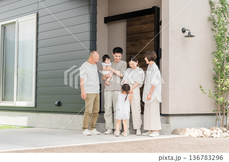 マイホームの前で家族写真を撮る三世代家族,ファミリー（二世帯住宅） 136783296