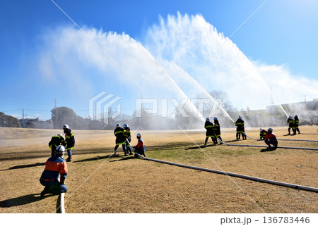 出初式での消防隊による放水訓練 136783446