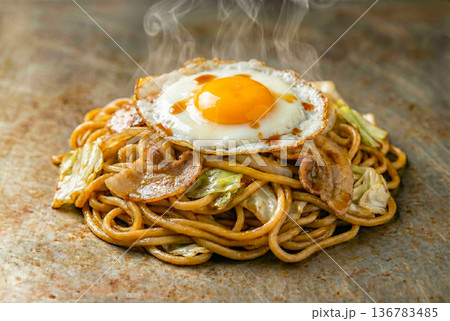 目玉焼きのせソース焼きそば 136783485