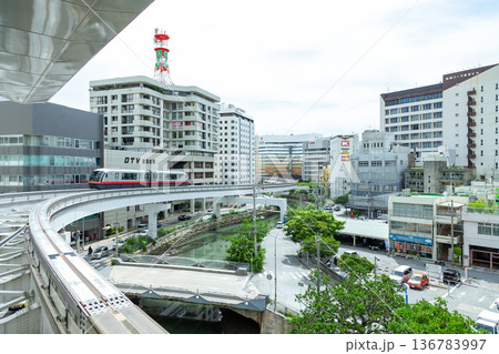 ゆいレールと久茂地の風景 136783997