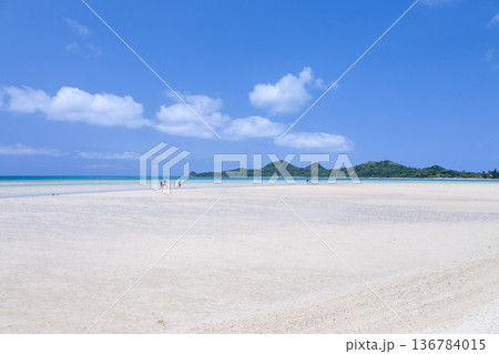 石垣島・白い砂浜が広がる底地ビーチ 136784015