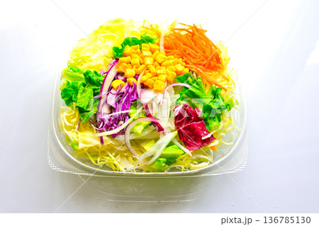 新鮮なサラダ 136785130