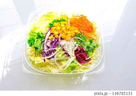 新鮮なサラダ 新鮮なサラダ 136785131