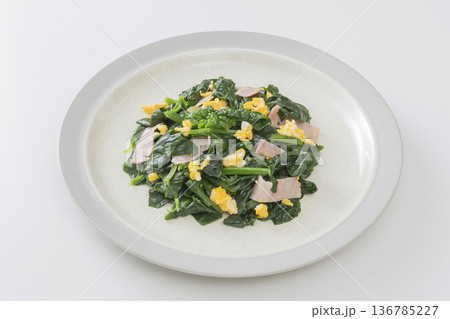 ちぢみほうれん草の中華風炒め物 136785227