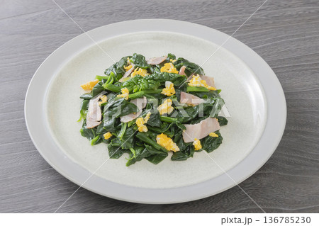 ちぢみほうれん草の中華風炒め物 136785230