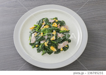 ちぢみほうれん草の中華風炒め物 136785231