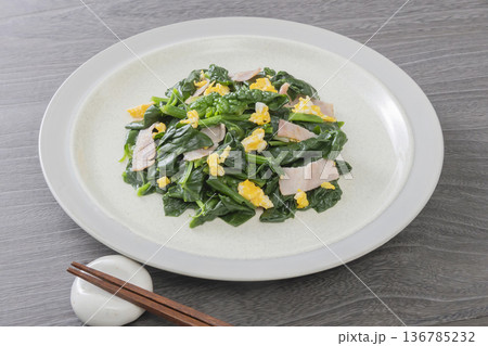 ちぢみほうれん草の中華風炒め物 136785232