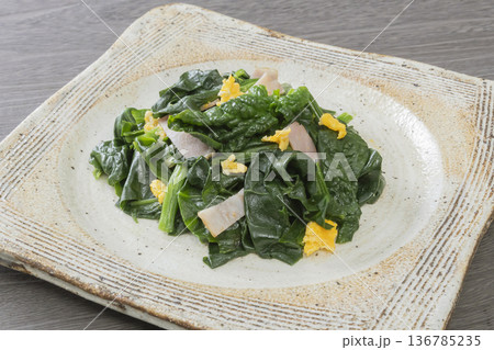 ちぢみほうれん草の中華風炒め物 136785235