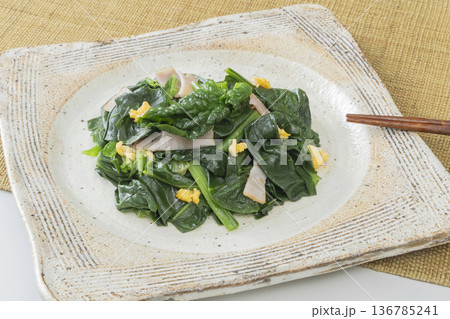 ちぢみほうれん草の中華風炒め物 136785241