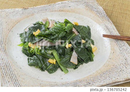 ちぢみほうれん草の中華風炒め物 136785242