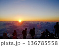 富士山の山頂から見る日の出 136785558