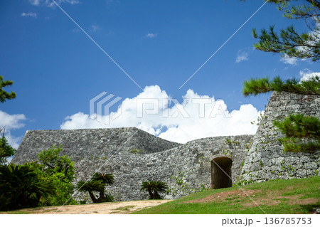城壁が美しい座喜味城跡 城壁が美しい座喜味城跡 136785753