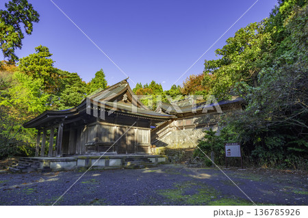 鳥海山大物忌神社　吹浦口ノ宮　拝殿と本殿　山形県遊佐町 136785926
