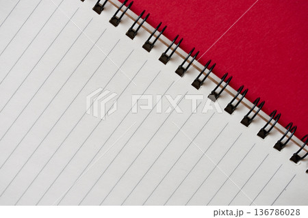 赤背景に無地のノート 136786028
