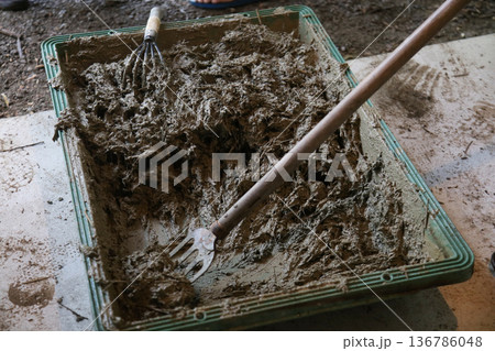 荒壁土を作る様子 荒壁土を作る様子 136786048