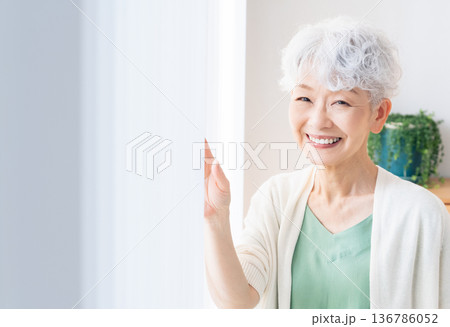 窓の外を見るシニア女性 窓の外を見るシニア女性 136786052
