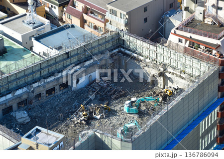 ビル解体工事現場　階上解体工法 136786094
