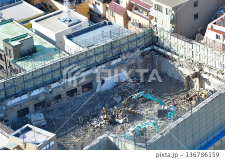 ビル解体工事現場　階上解体工法 136786159