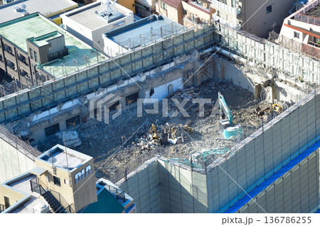 ビル解体工事現場　階上解体工法 136786255