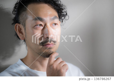 髭のある ハンサムな中年男性の脱毛や顎髭のイメージ 顎を触るスキンケアなどのクローズアップ悩む考える 髭のある ハンサムな中年男性の脱毛や顎髭のイメージ 顎を触るスキンケアなどのクローズアップ悩む考える 136786267