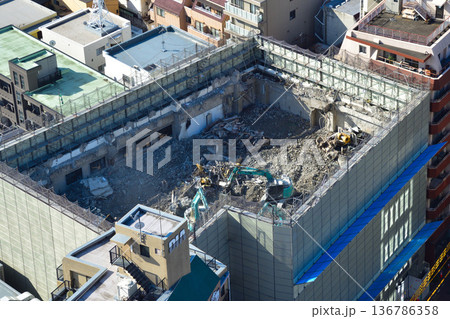 ビル解体工事現場　階上解体工法 136786358