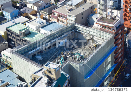 ビル解体工事現場　階上解体工法 136786371