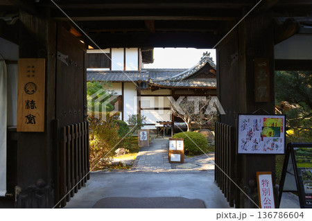traditional temple in Chome Honmachi near Tofuku ji traditional temple in Chome Honmachi near Tofuku ji 136786604